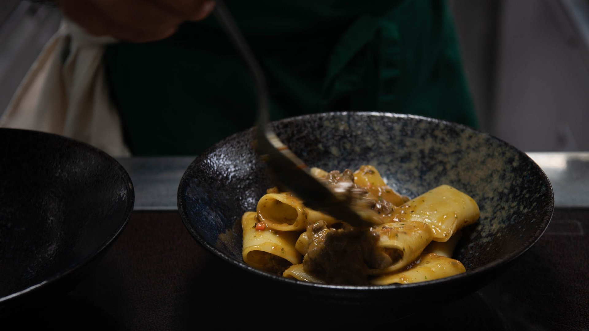 Hausgemachte Pasta mit langgeschmortem Ragout, am Pass angerichtet