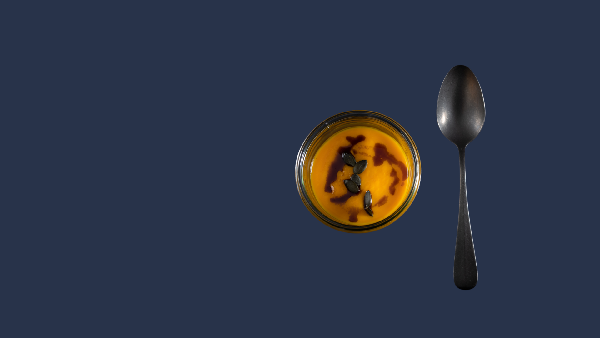 Samtige saisonale Suppe, von oben fotografiert