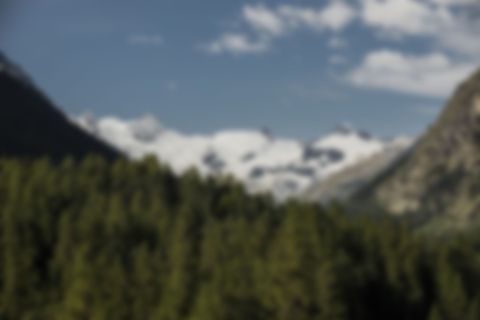 Weich gezeichnetes Bergpanorama des Roseg-Tals im Sommer